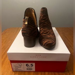 New directions, black and brown tiger print, size 6.5